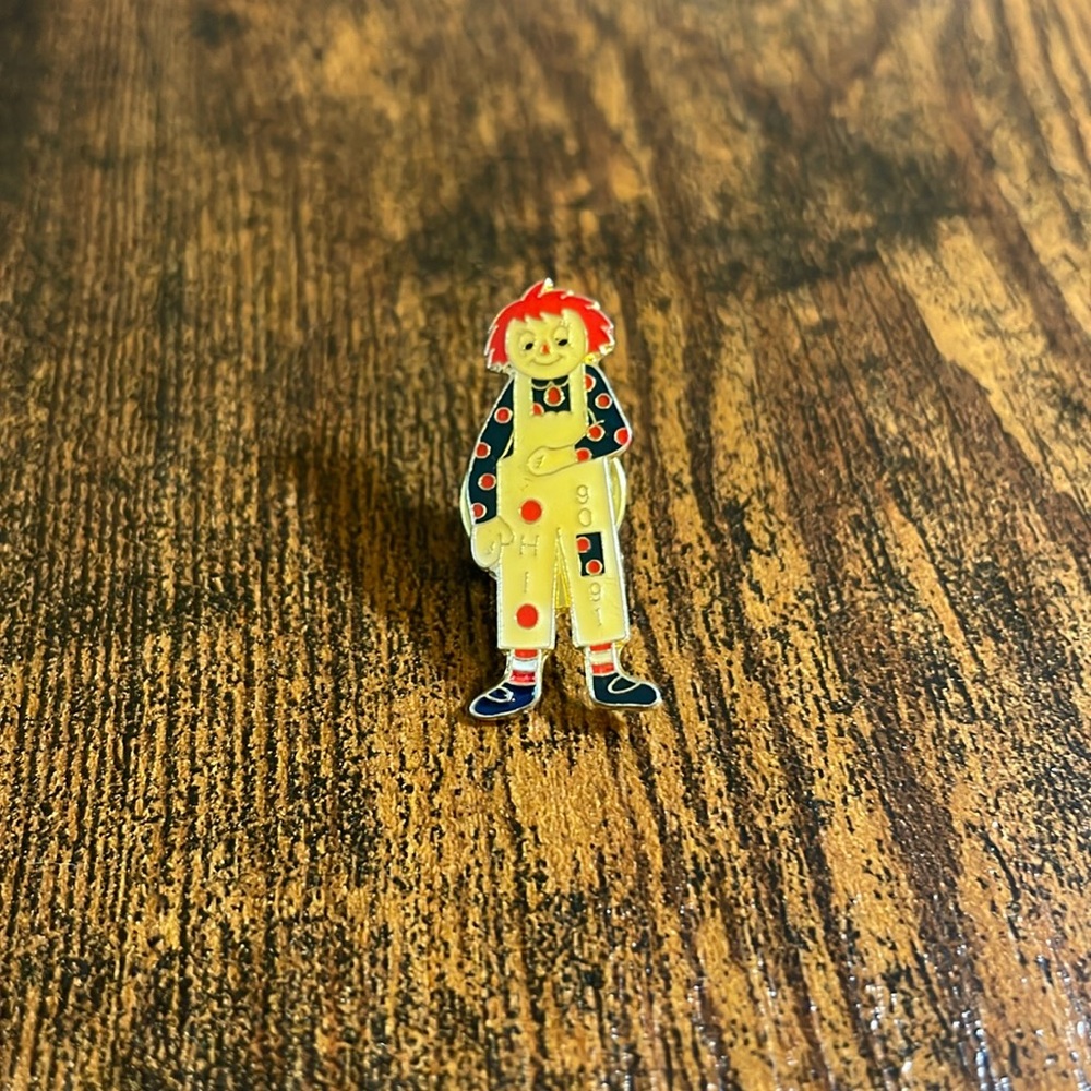 Vintage Raggedy Ann Doll Enamel Lapel Pin Brooch METAL Toy Red Head HI 1990 1991